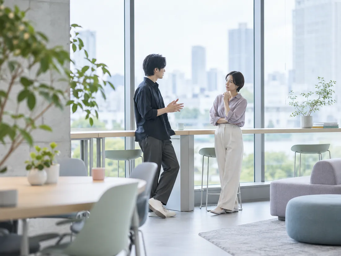 窓辺で話す2人